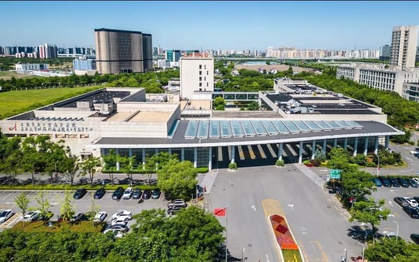 Shanghai Proton and Heavy Ion Center